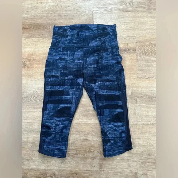 Lululemon Train Times Crop (17") Size 8
Transition Multi Midnight  Navy / Black - Picture 6 of 12